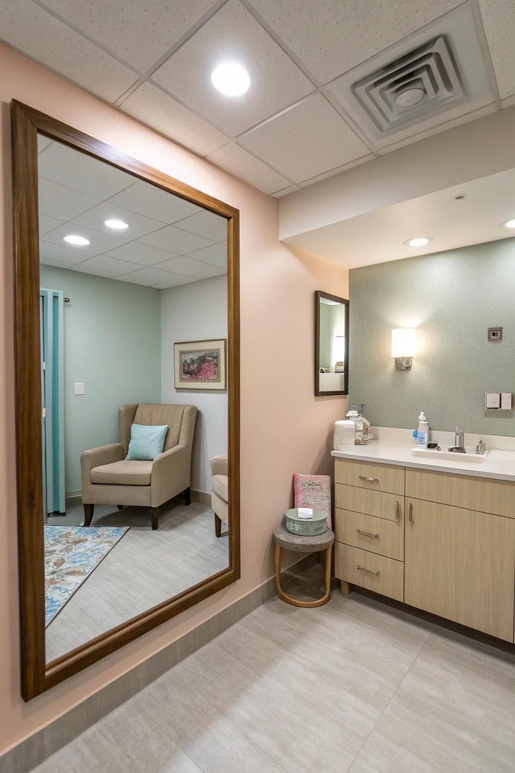 A full-length mirror enhances space perception and practicality.