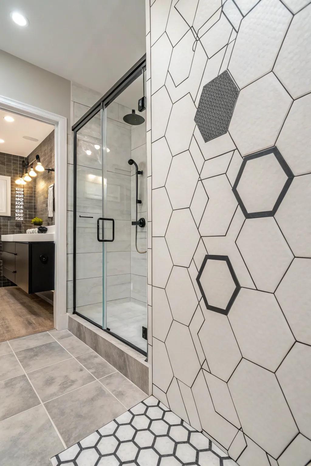 Hexagonal panels bring a harmonious and modern touch to the shower.
