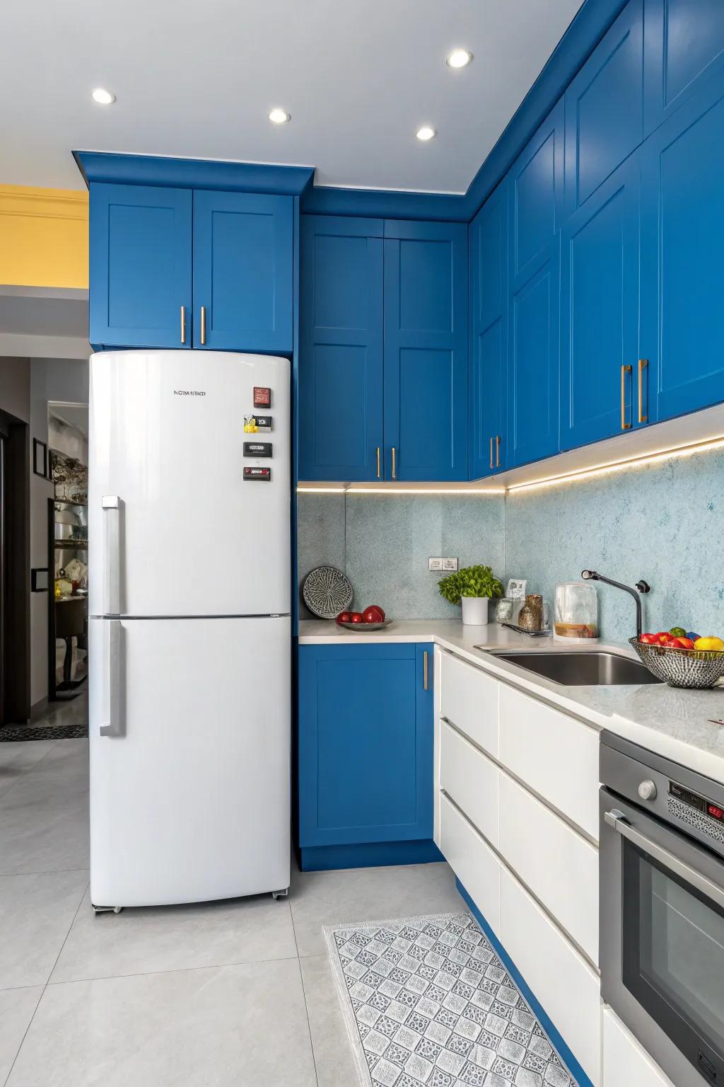 Contrasting elements in the refrigerator surround add boldness and character.