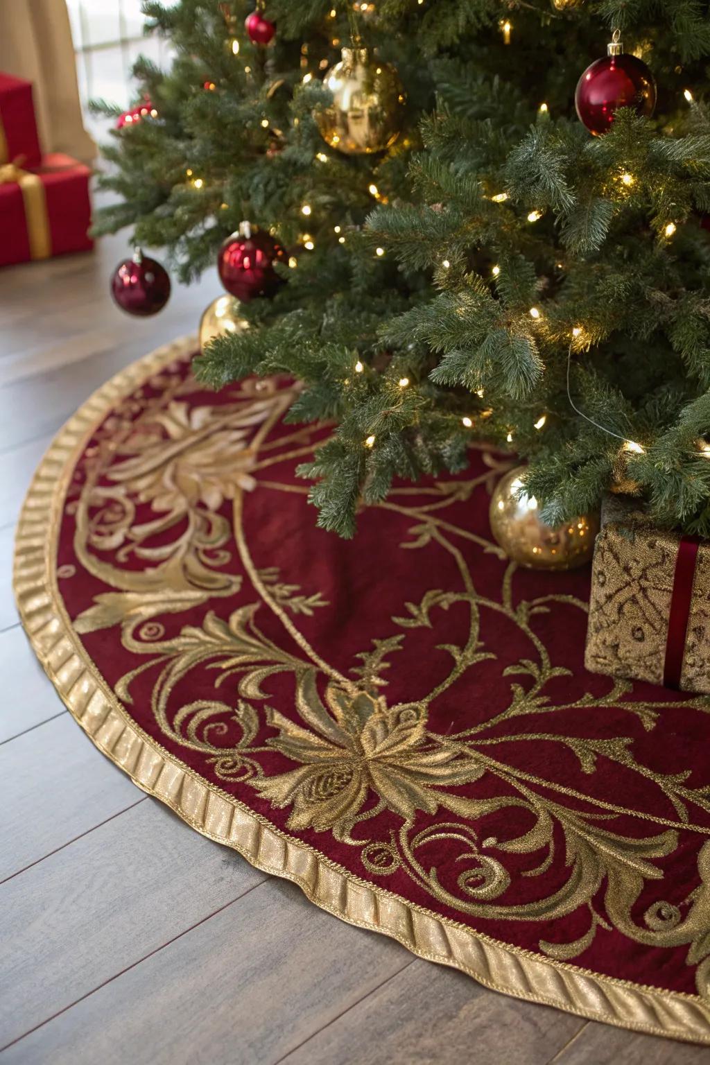 A tree wrap in corresponding shades finalizes the celebratory impression.